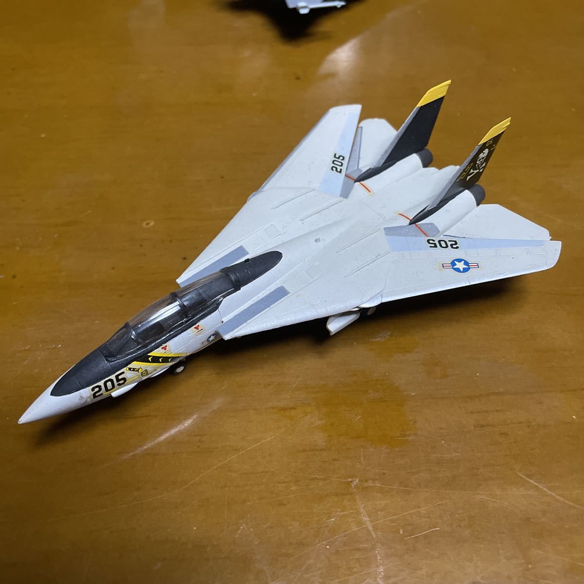 プラモデル　1/144 F-14トムキャット ジョリーロジャース完成品_画像1