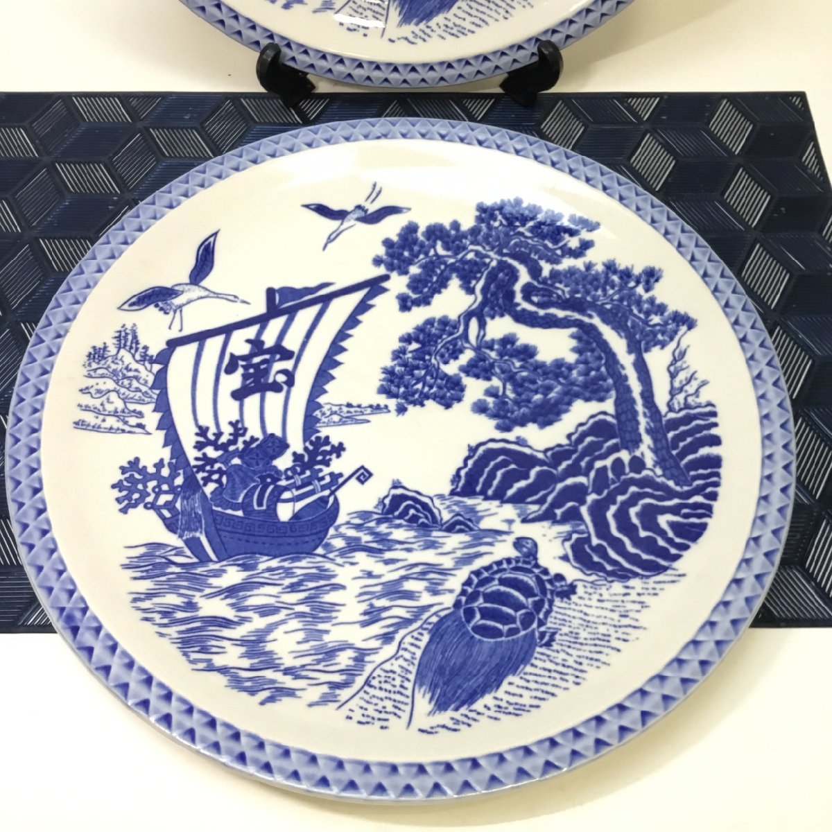 【現状保管品/インボイス登録店/CSH】有田 有田焼 皿 風景 宝舟 大皿 プレート 和食器 和皿 盛り皿 陶器 縁起物 2枚セット HA1115_画像3