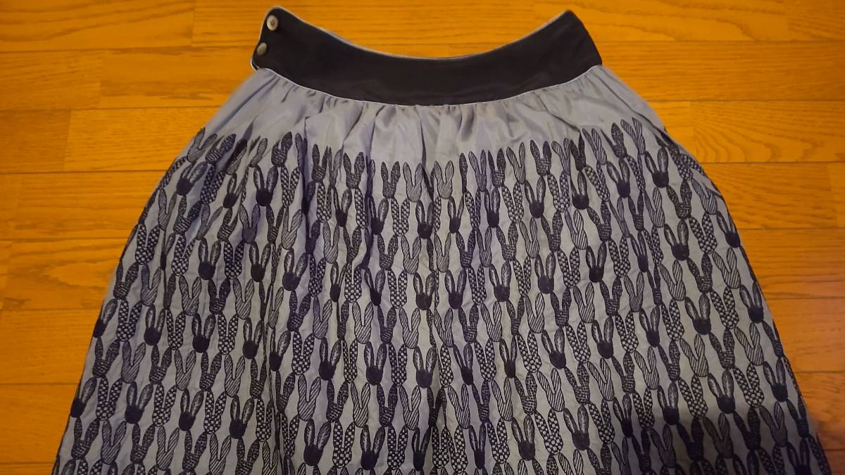 ミナペルホネン　うさぎ刺繍スカート　ブルーグレー×ネイビー　３８サイズ　２、３回着用_画像3