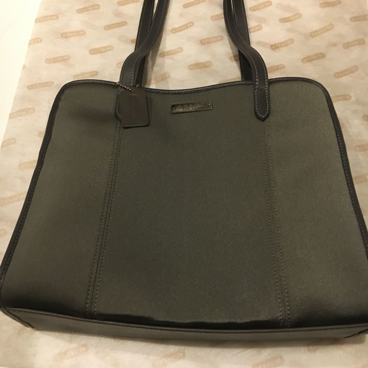 美品 希少 レア COACH コーチ トートバッグ ポリウレタン グレー ブロンズ金具 保存布 バッグ_画像2