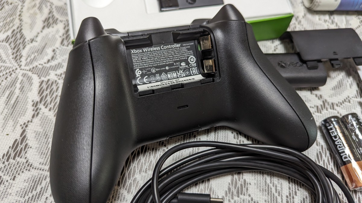 【純正品】Xbox ワイヤレス コントローラー + ワイヤレス アダプタ for Windows、純正充電用バッテリー_ここにバッテリー入れた状態で発送します