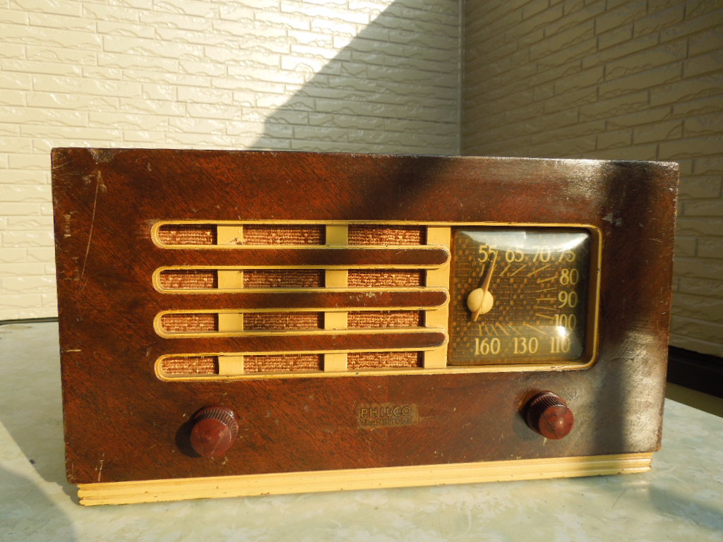 真空管ラジオ　アメリカ製　PHILCO MODEL 46-250 整備品、中古・ジャンク扱い_正面　ツマミ・左　電源・音量、右　同調