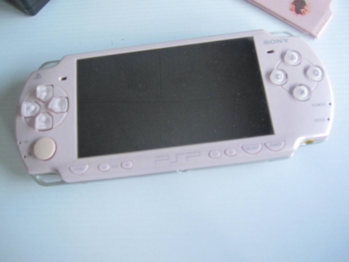 【動作品】SONY PSP-2000 本体 ピンク + ACアダプター + 32MBメモリー + モンハン2G ソフトのみ 一部難あり_画像2