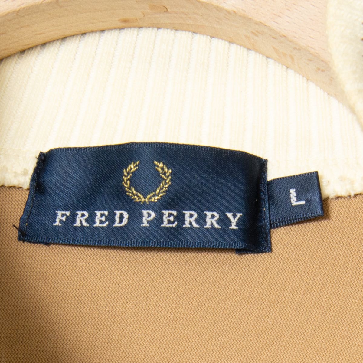 日本製 FRED PERRY フレッドペリー トラックジャケット 長袖 ジップアップ Lサイズ ロゴ刺繍 ラグラン ポリエステル ベージュ カジュアル_画像3