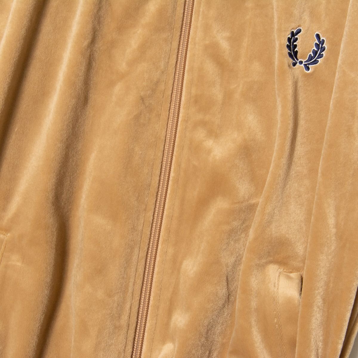 日本製 FRED PERRY フレッドペリー トラックジャケット 長袖 ジップアップ Lサイズ ロゴ刺繍 ラグラン ポリエステル ベージュ カジュアル_画像5