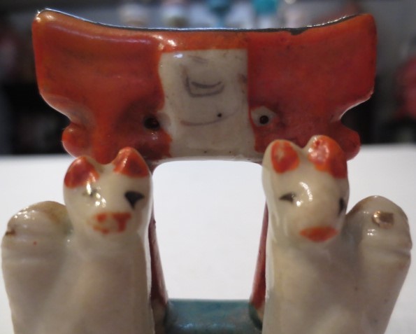 【壽】戦前　鳥居狐　磁器人形　正一位　稲荷神社　愛知県郷土玩具　陶器　民芸品　信仰玩具　狐狛犬　趣味小玩具_正一位の「位」がなかったか、消えています