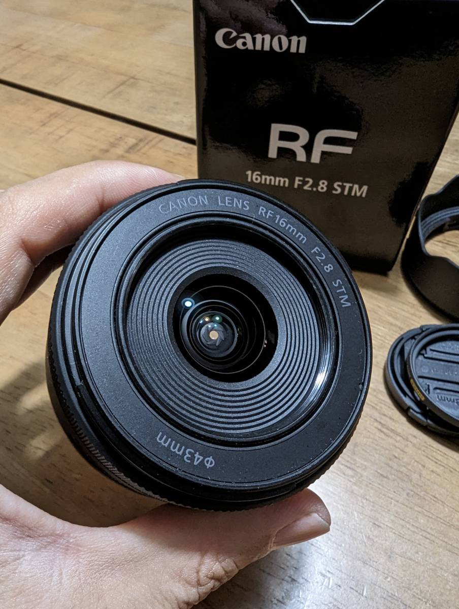 RF16mm F2.8 STM 美品、保護フィルターとフード付き_画像2