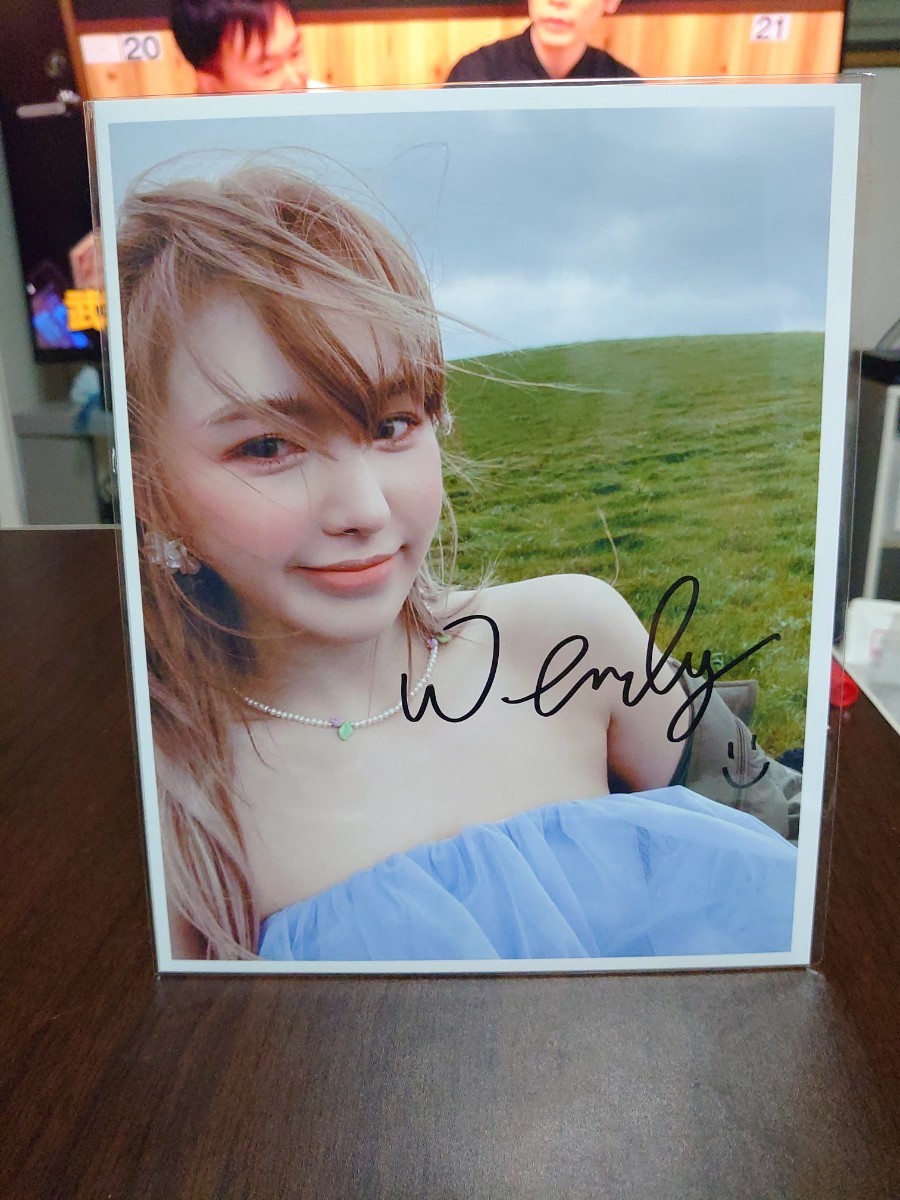 Red Velvet ウェンディ サイン付き写真 25.5×20センチ_画像1