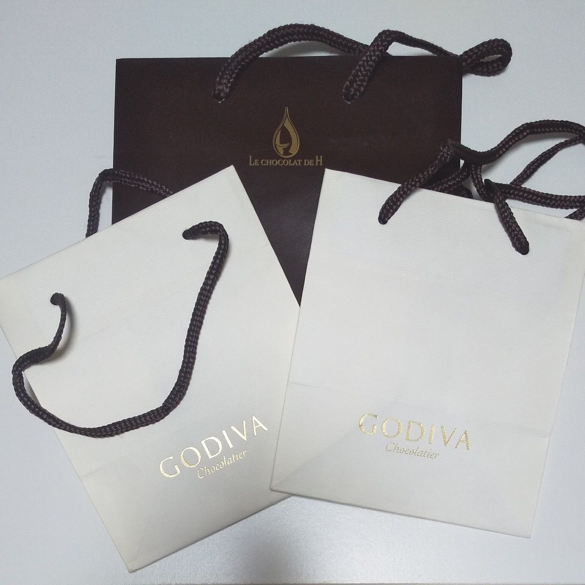 Le chocolate DE Ｈ と GODIVA の ショップ袋