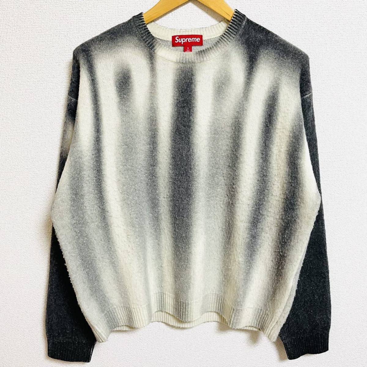 2022春夏新色】 Logo Blurred Supreme Sweater 全身ロゴ トレーナー