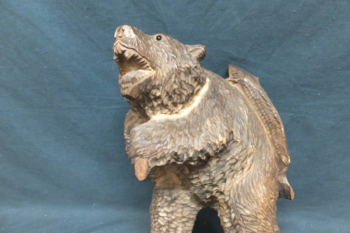 木彫りの熊　ガラス目　背負い鮭　高さ29㎝　底に記念あり　月の輪熊　八雲　アイヌ_画像7