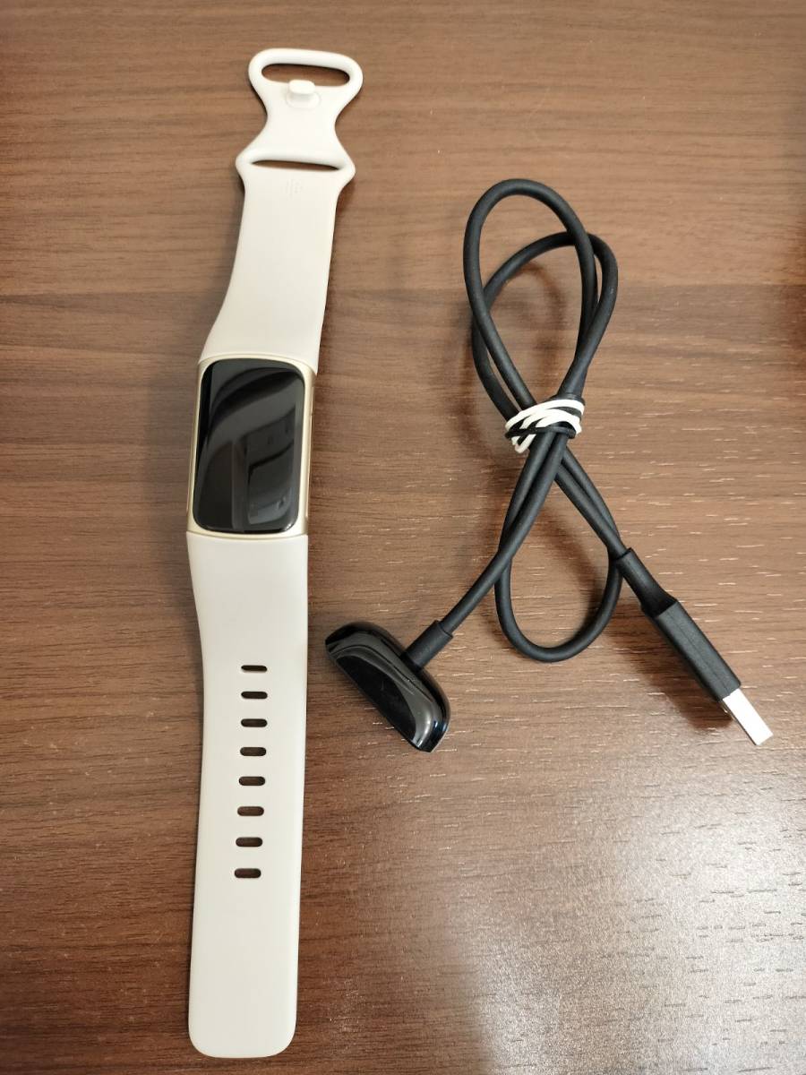 Suica対応】Fitbit Charge 5 トラッカー ルナホワイト/ソフトゴールド