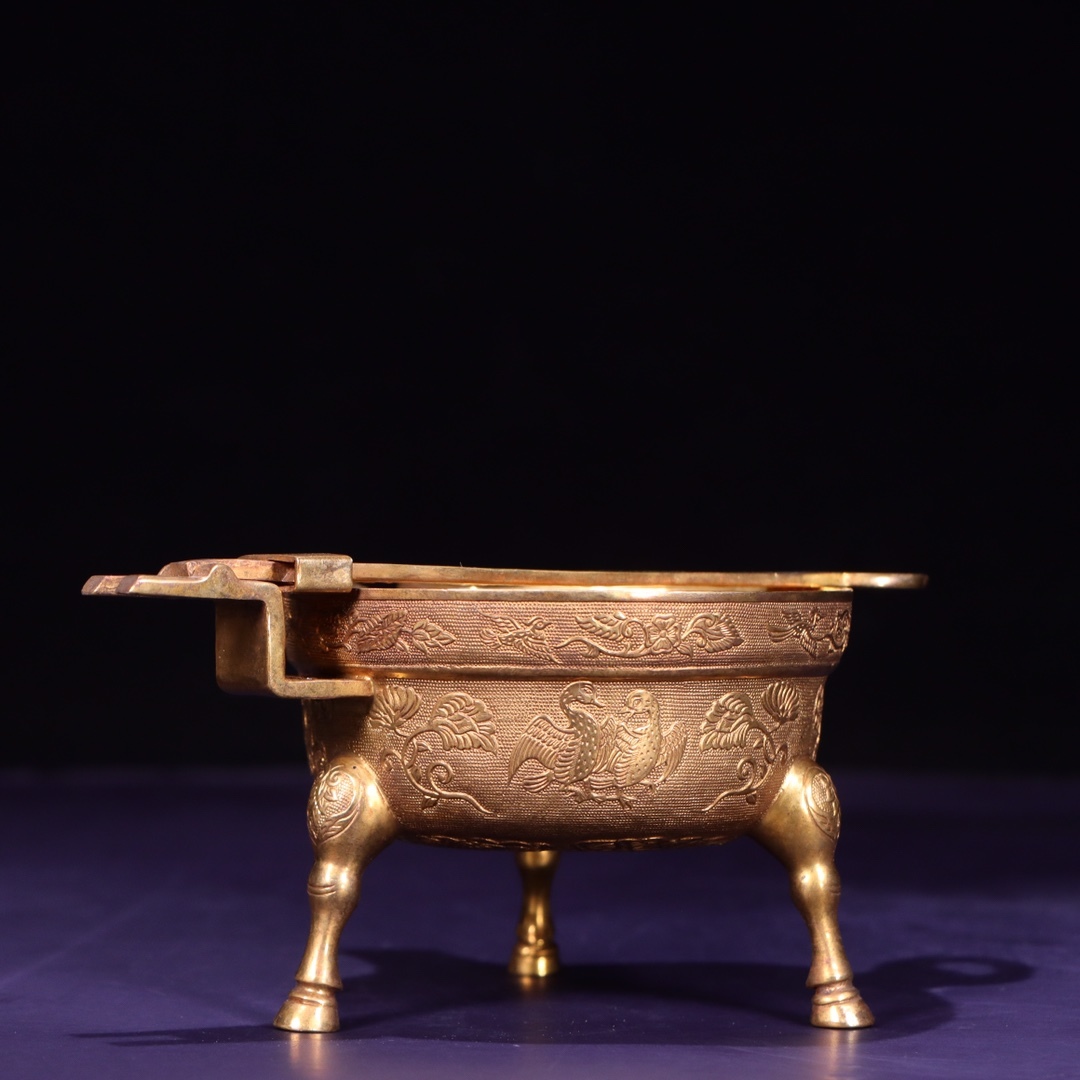 徳】旧家蔵出『唐 古銅塗金彫 花鳥紋折把三足杯』古美術品 骨董品-