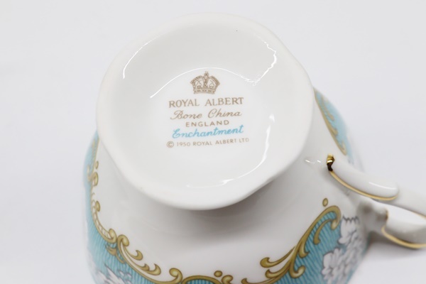  【未使用】 ROYALALBERT ロイヤルアルバート エンチャントメント カップ&ソーサー 2客セット 英国製 Enchantment ペア 金彩 花柄 フラワー_画像6