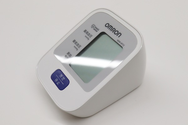  OMRON オムロン 上腕式血圧計 HEM-8712 デジタル 測定器 ヘルスケア 健康管理 血圧計 簡単ワンプッシュ _画像3