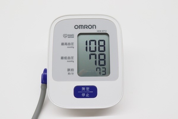  OMRON オムロン 上腕式血圧計 HEM-8712 デジタル 測定器 ヘルスケア 健康管理 血圧計 簡単ワンプッシュ _画像2