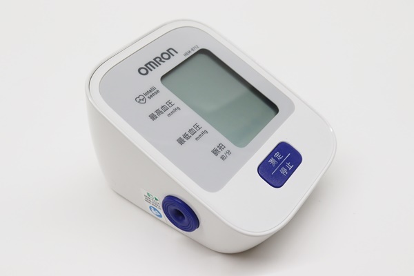  OMRON オムロン 上腕式血圧計 HEM-8712 デジタル 測定器 ヘルスケア 健康管理 血圧計 簡単ワンプッシュ _画像4