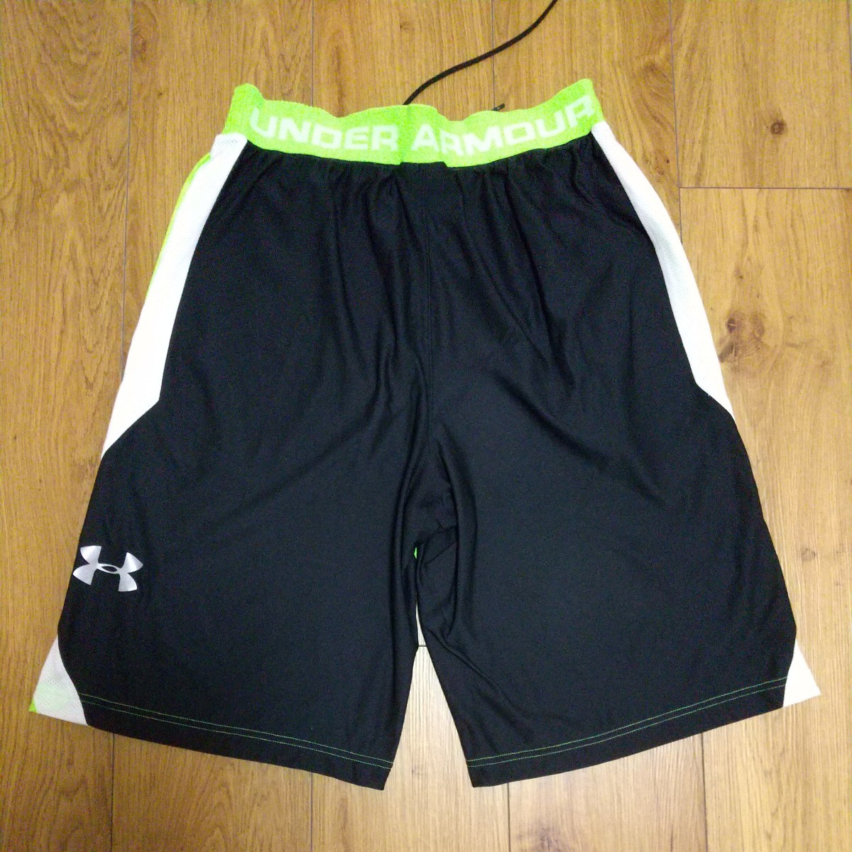 アンダーアーマー UNDER ARMOUR ハーフパンツ ジャージ ボトムス パンツ トレーニング 蛍光緑 ネオンカラー 黒 ブラック の画像3