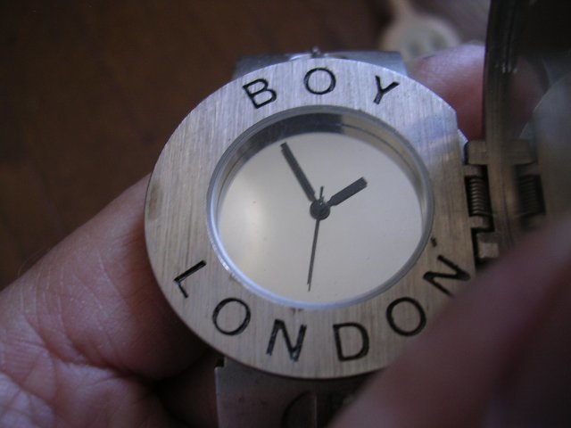 ■Boy London ボーイロンドン 腕時計 フルカバーの開閉蓋式 現状電池切れ 動作品JUNK扱い_秒針動きます