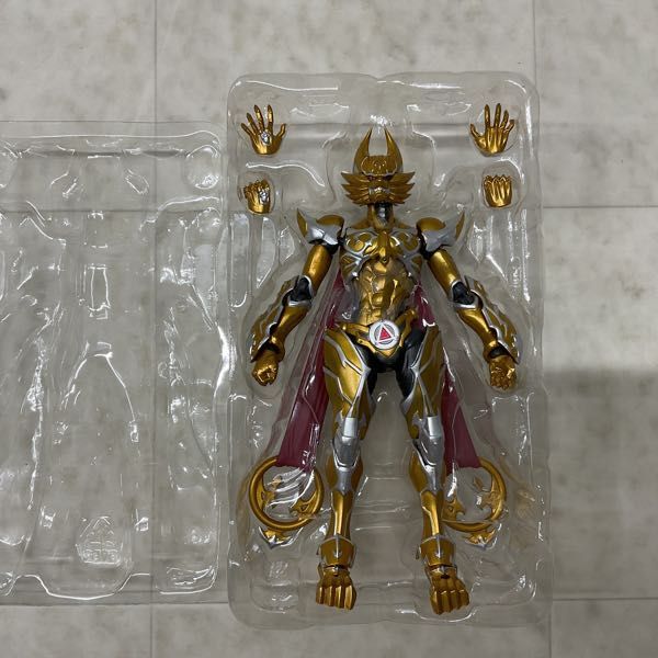 1円〜 バンダイ S.H.Figuarts 牙狼 GARO 炎の刻印 黄金騎士 ガロ レオン刻印Ver._画像2