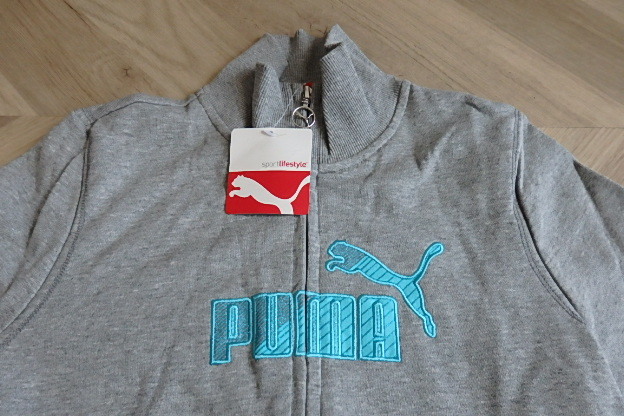 未使用・タグ付 ☆ PUMA/プーマ スウェット ジャケット Mサイズ　グレー 　ロゴ（水色）刺繍　ビッグロゴ　送料：370円_画像2