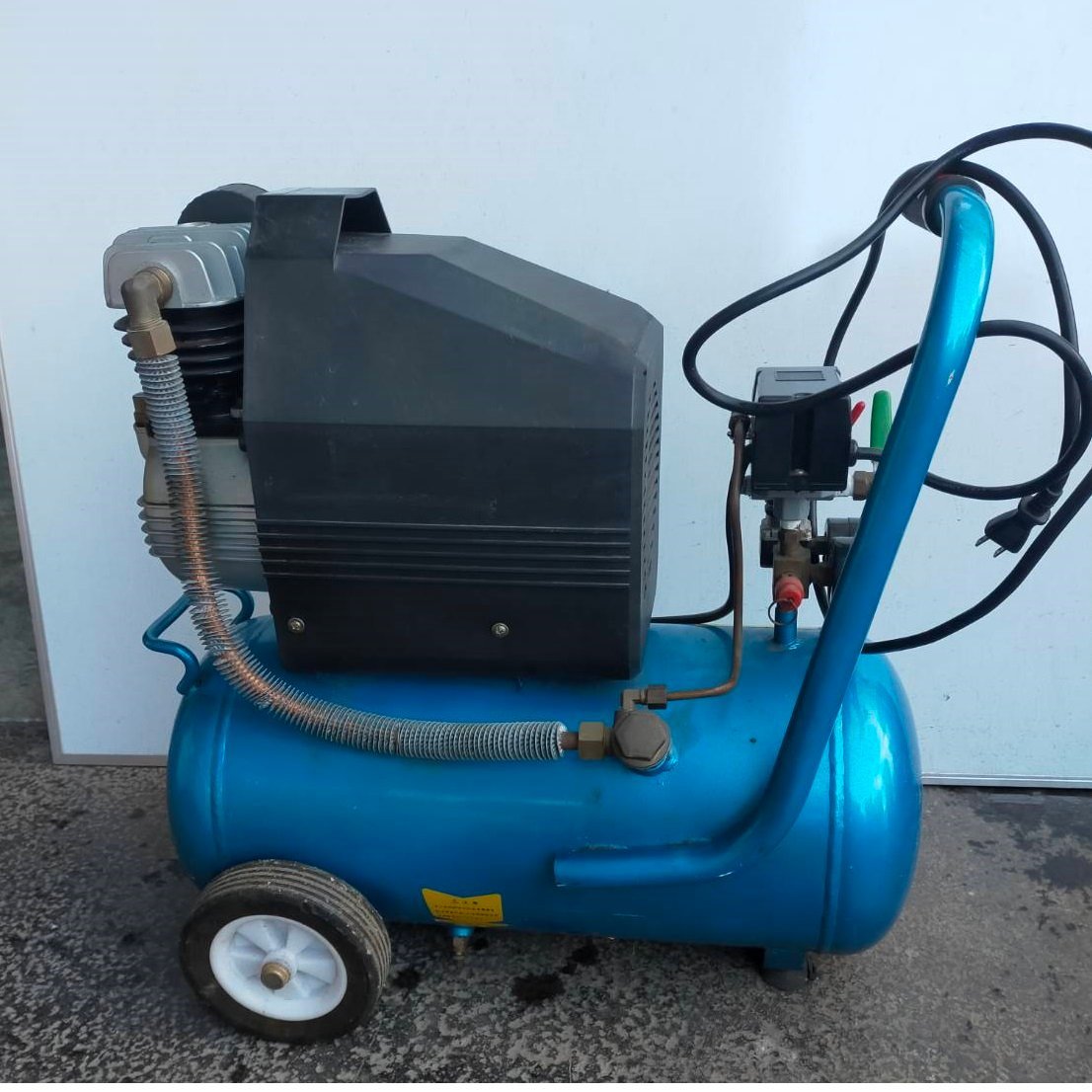 ■ナカトミ産業 YZ-1525 エアコンプレッサー 100V タンク容量25L 動作OK【C1031Z1BH】