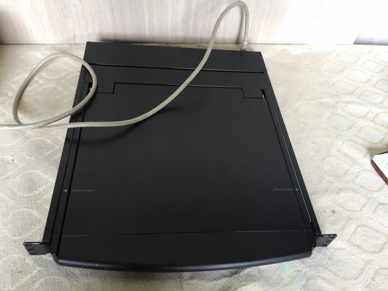 * Schneider electric APC AP5717 17 -inch rack LCD console KVM console <C1002W41F-13>