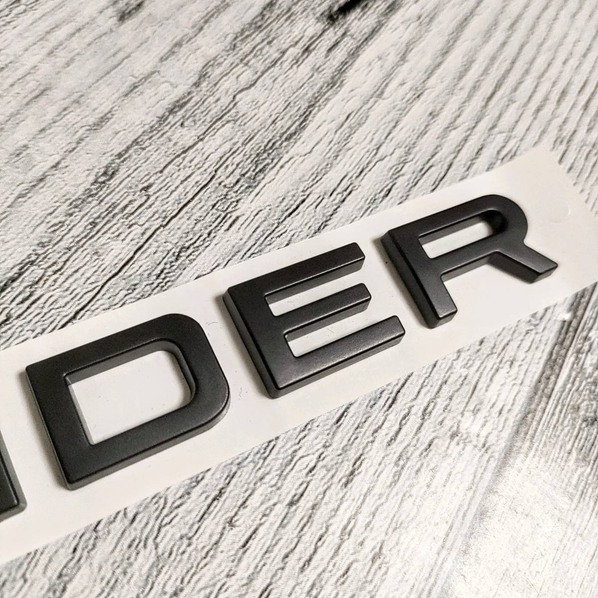ディフェンダー DEFENDER 2020以降 エンブレム マットブラック 黒 リア用 ランドローバー 後ろ トリム_画像4