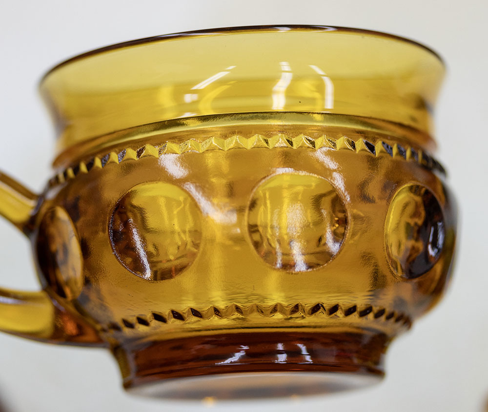 インディアナグラス キングスクラウン 王冠 アンバー マグ カップ 2個セット 酒 ビンテージ アメリカ プレスガラス_画像2