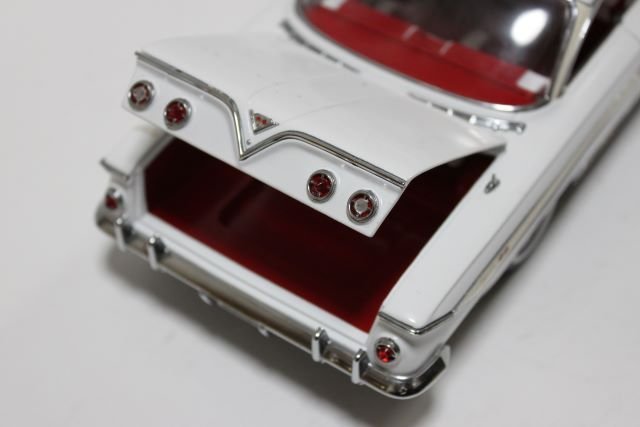 ▽ジャンク Sun Star サンスター 1/18 IMPALA インパラ 1961 ホワイト※本体のみ_画像9