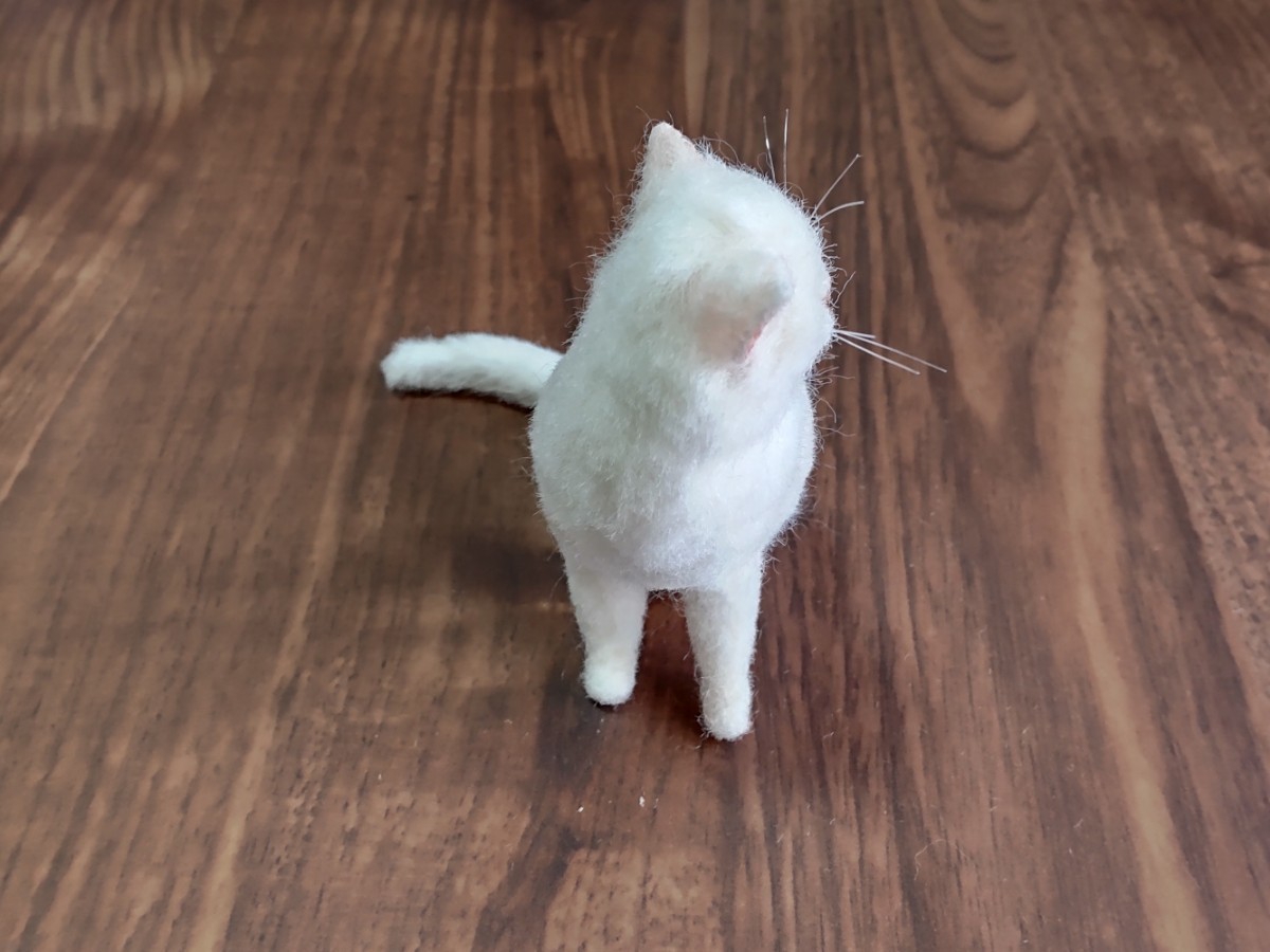 ＊obu＊ハンドメイド＊ 羊毛フェルト　白猫　猫　和猫　ねこ　福猫 振り向き おすわり 手のひらサイズ_画像7