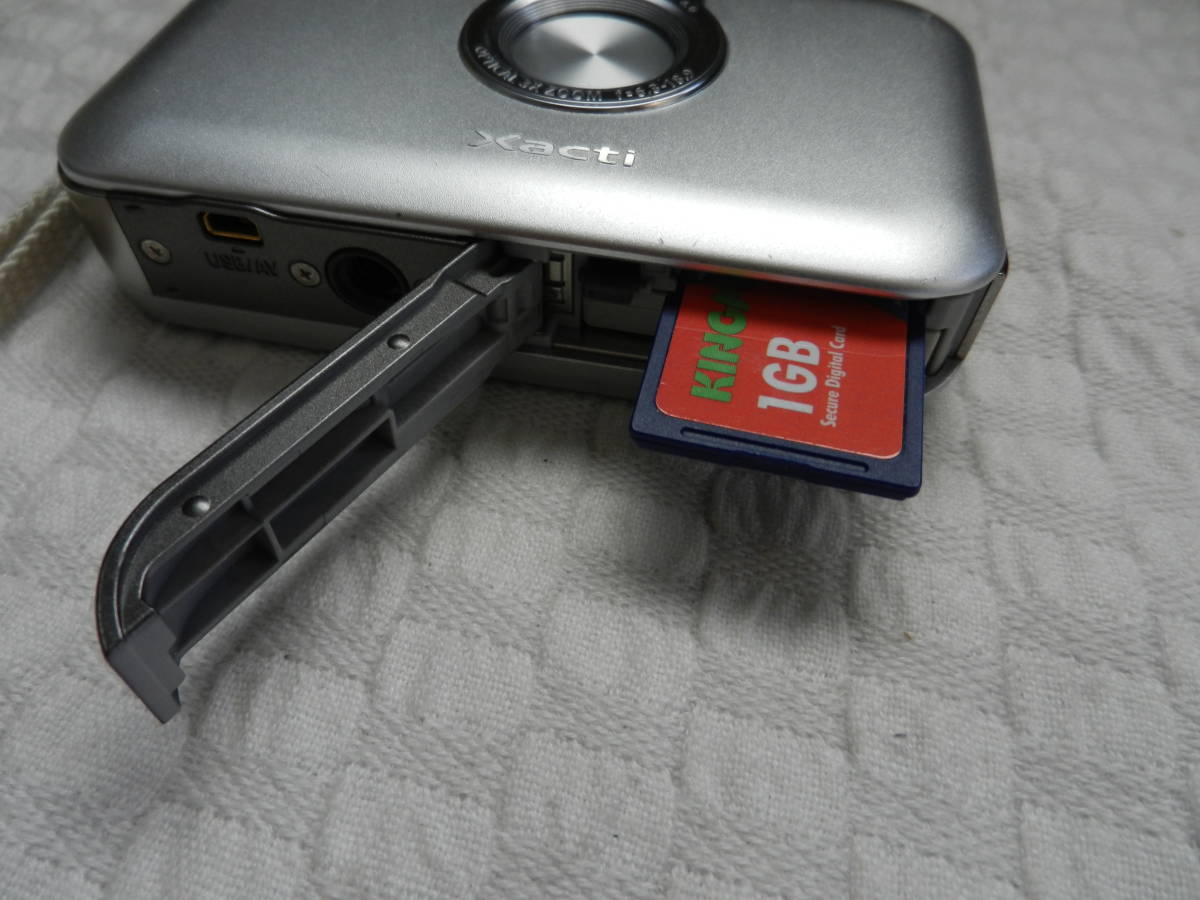 中古実用品　サンヨー Sanyo Xacti DSC-E6 3x ズーム_カード付き