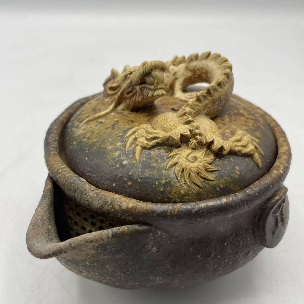 備前焼 ドラゴン彫刻付き宝瓶 2個組 TW9 備前焼 ドラゴン彫刻付き宝瓶 2個組 TW9 備前焼 ドラゴン彫刻