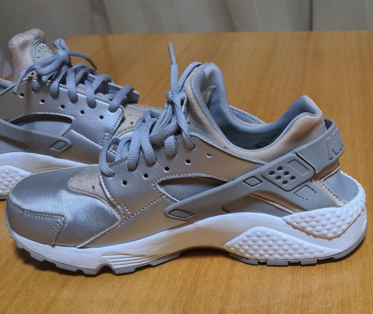 NIKE AIR HUARACHE エアハラチ メタリックシルバー　ローカットスニーカー　24cm