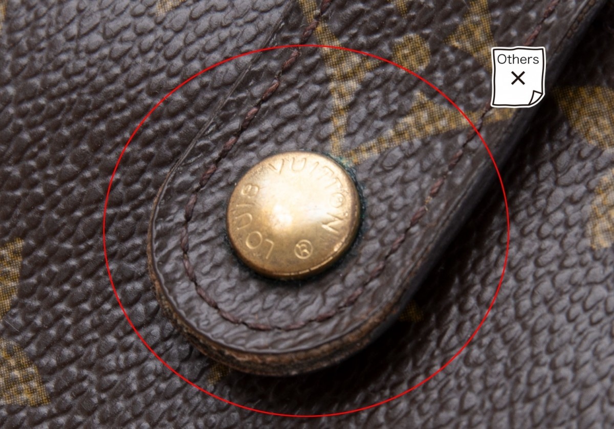 ルイヴィトンLouis Vuitton モノグラム コンパクトジップ財布 茶_ボタンに錆があります。