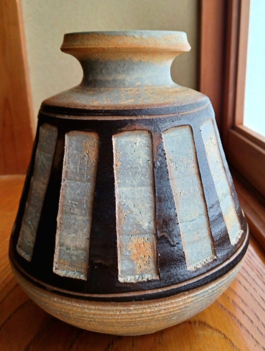 陶器製 花瓶 高さ21cm 口径 8cm 最大直径 約20cm 底径 10.3cm 重さ 1kg