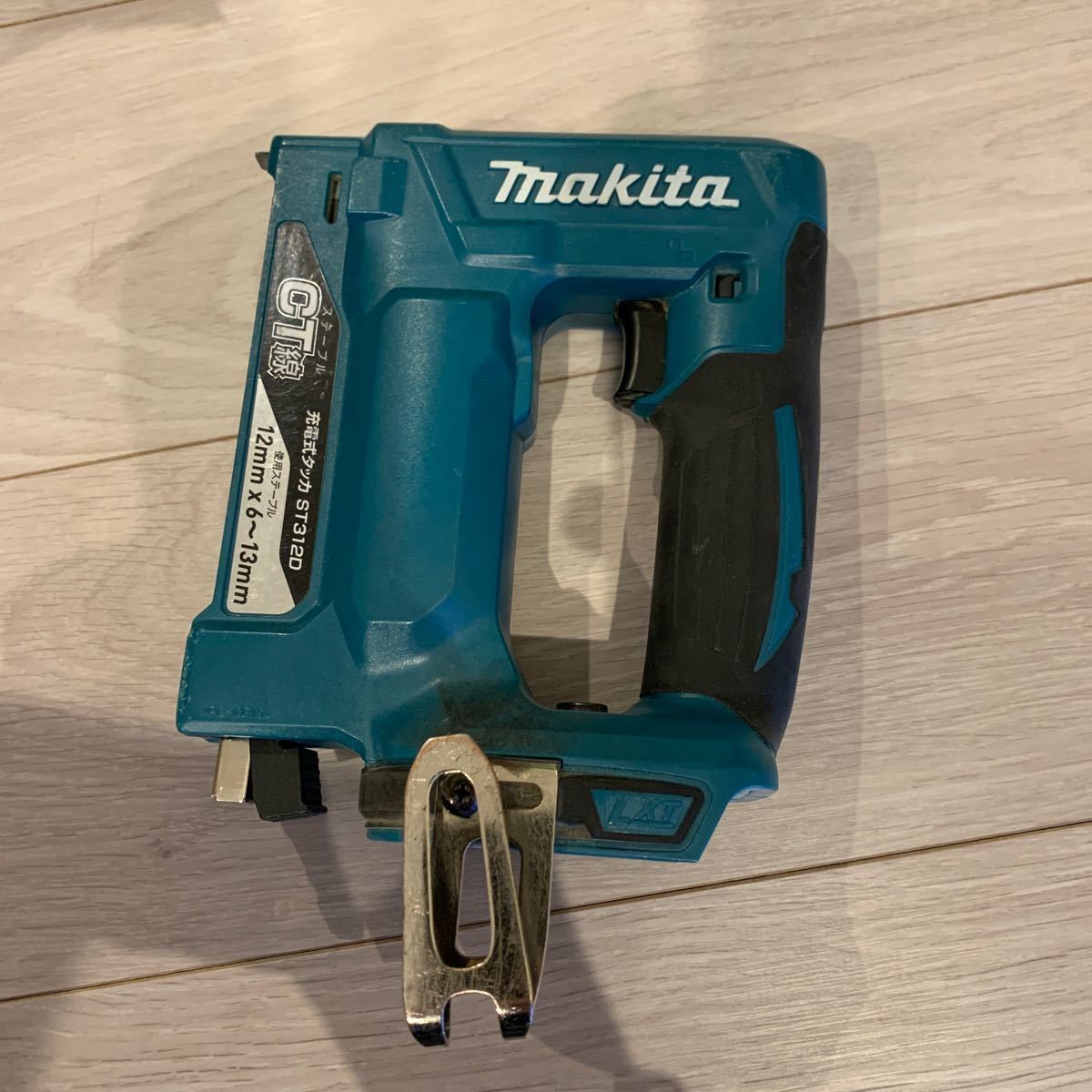 ジャンク makita マキタ ST312D 18V 充電式タッカ 7338011-