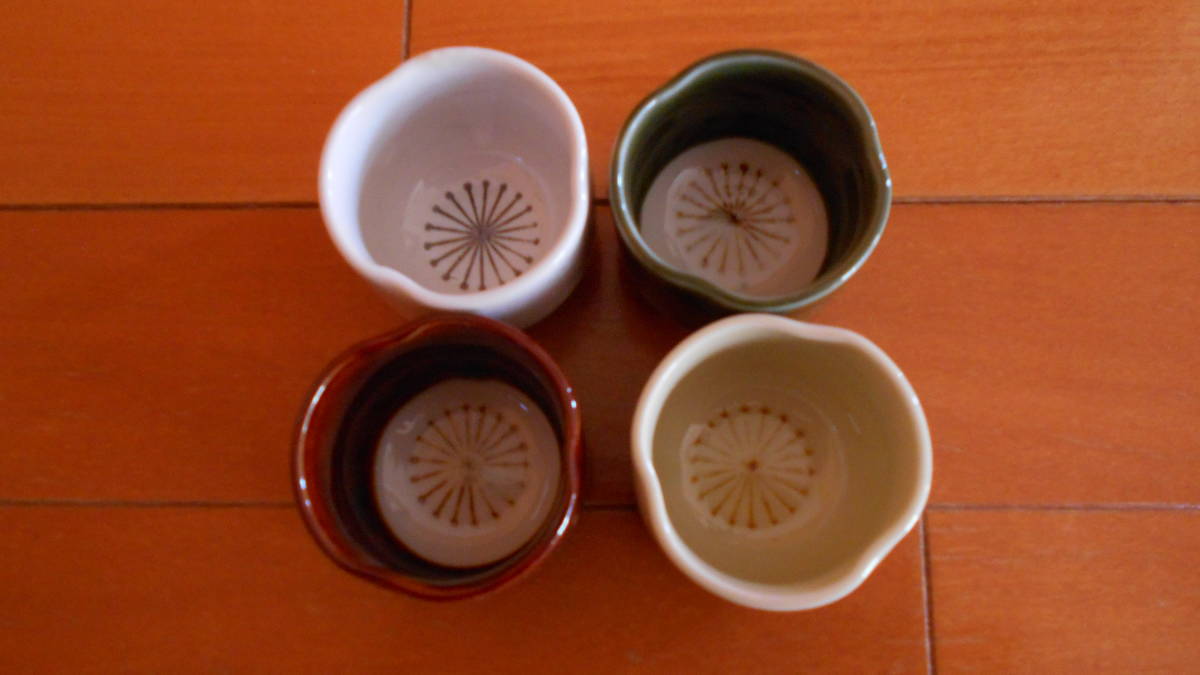 ★陶器　おちょこ　４個セット　和柄　カラー/白・生成・茶・緑　サイズ/高さ　約４．５㎝　・　直径　約５．５㎝　_画像2