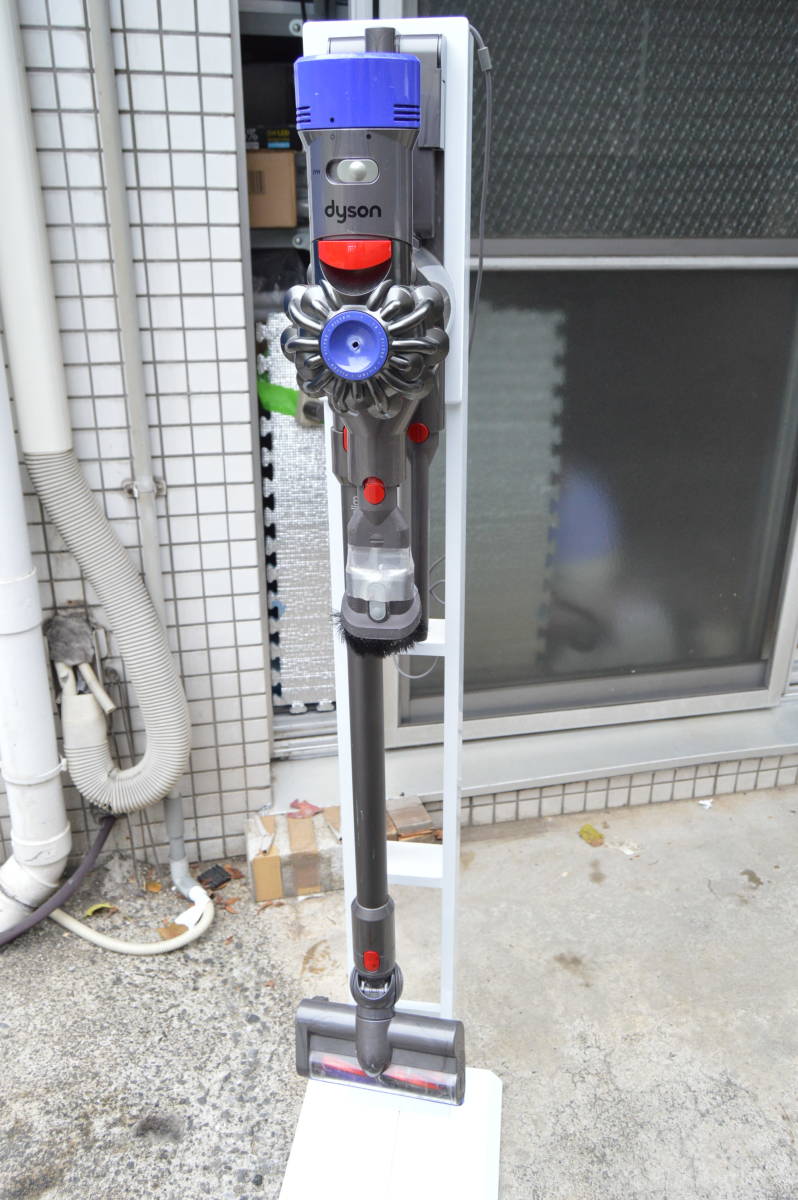 E075 ジャンク 直接引き取り歓迎 dyson ダイソン V7 slim SV11 コードレスクリーナー サイクロン式 掃除機 電源入らず スタンド付き_画像1