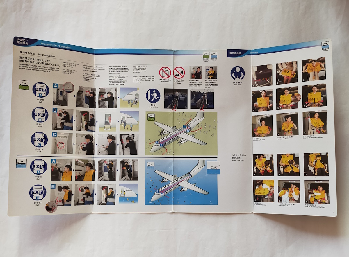 ANA★DHC8-Q400 安全のしおり　Safety Instructions 全日本空輸　ボンバルディア_画像3