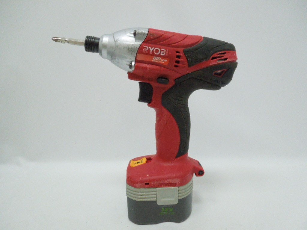 ‡ 0614 RYOBI リョービ 12V 充電式インパクトドライバ BID-1226 バッテリー2個/充電器付 動作確認済 電動工具 中古_画像2