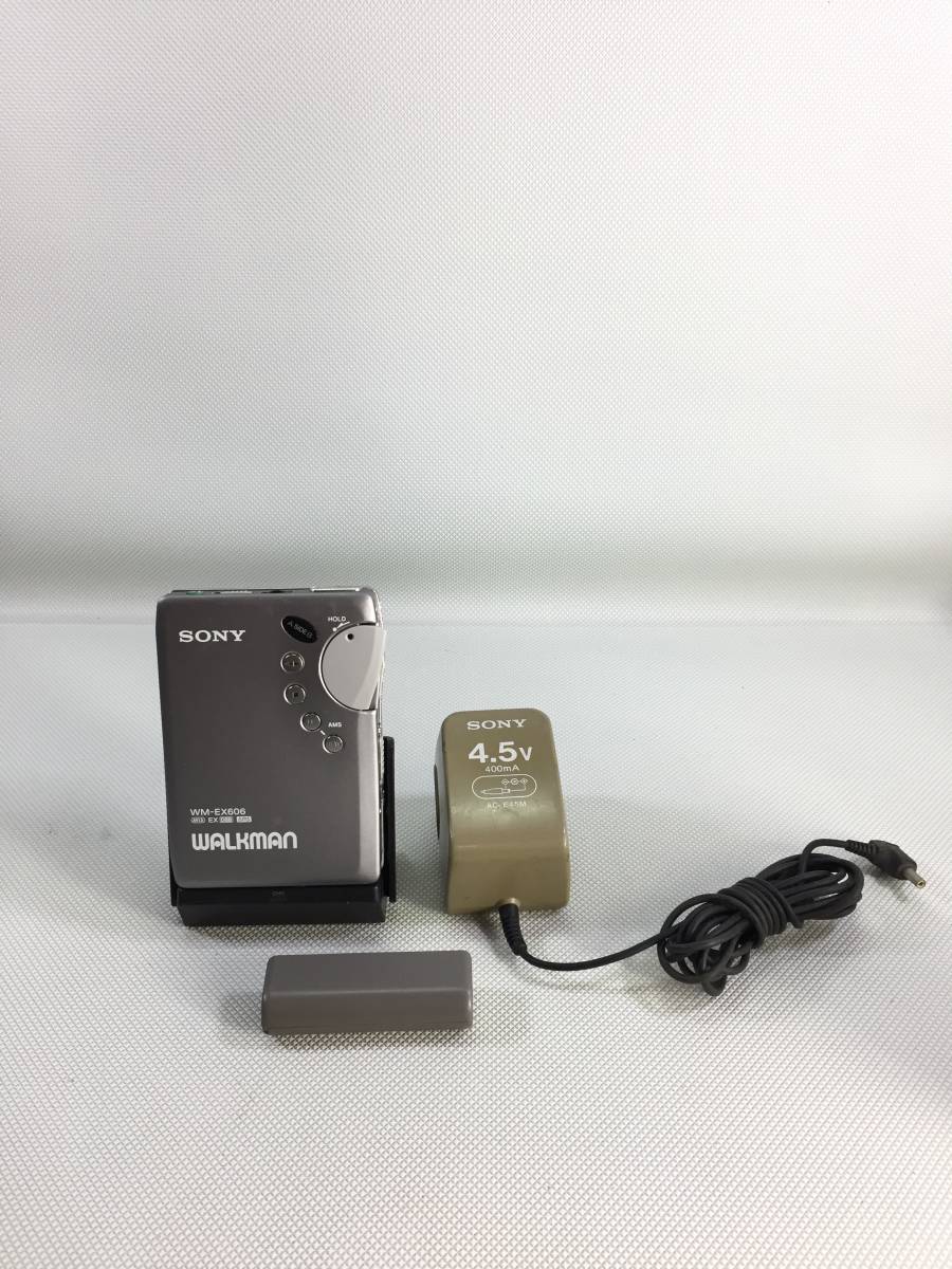 S3240○SONY ソニー WALKMAN カセットウォークマン カセットプレーヤーWM-EX606 充電スタンド BCA-WM10H ACアダプター/電池ケース 通電OKの画像1