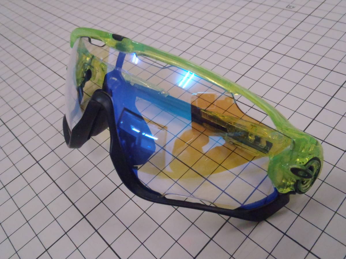 【定形外送料込】【ブルーミラー調光レンズ】ジョウブレイカー用フォトクロミックレンズ (オークリー PHOTOCHROMIC JAWBREAKER クリア 青 )_装着した様子　※フレームは付属しません。