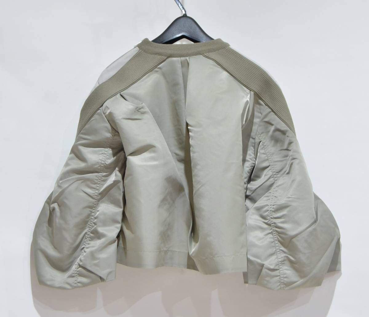 専用様…Sacai コントラストツイルリブニット クルーネック トップスカーキ Bibian 比比昂- sacai サカイコントラストツイルリブニット
