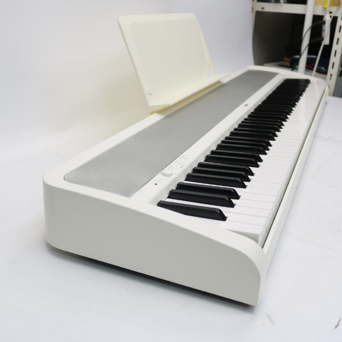 101)KORG コルグ B1 電子ピアノ ホワイト 2017年製 88鍵 譜面台 フットペダル・ヘッドフォン付き 楽器 鍵盤_画像8
