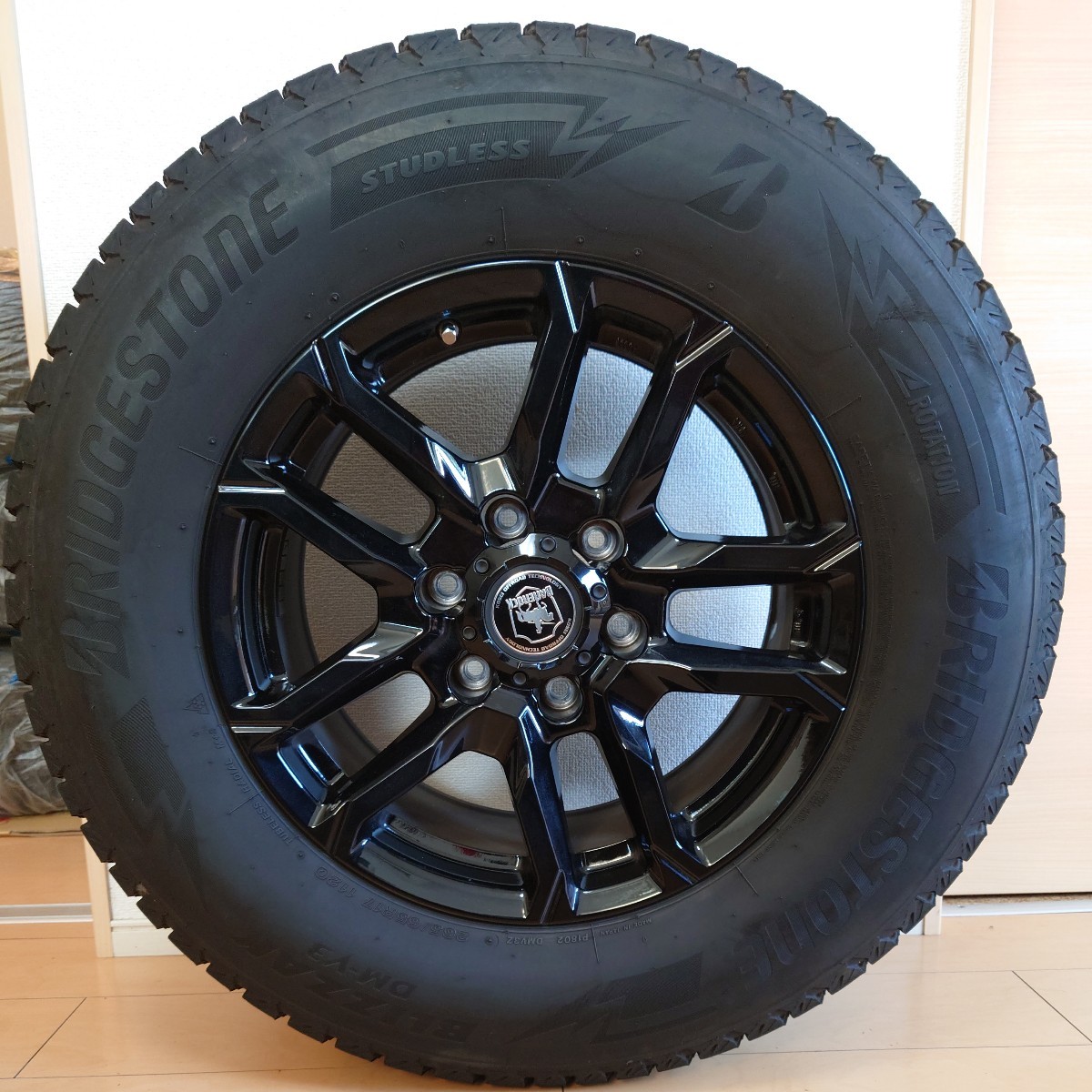 150プラド スタッドレスセット4本 17インチ 265/65R17 ブリジストン DM-V3 2022年製 6穴 PCD139.7 ８J_画像1