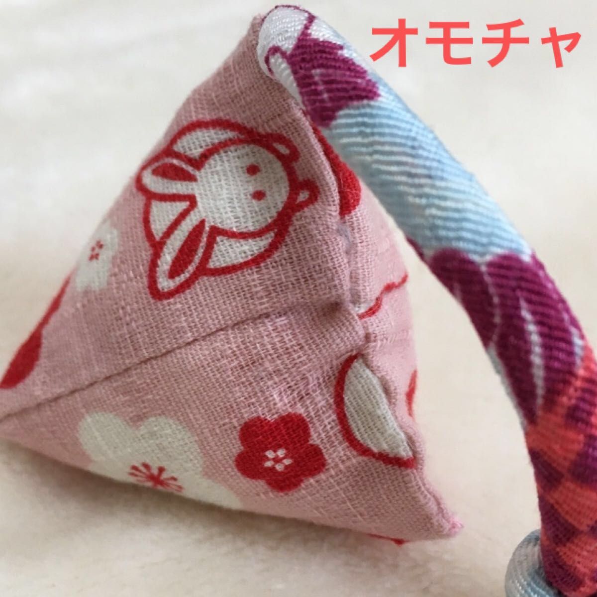 和柄、ちりめん　ハンドメイド、猫の首輪　柔らかい布でつくりました。ストレスなく使用でき、皮膚の為鈴は縫い付けてあります。オモチャ付