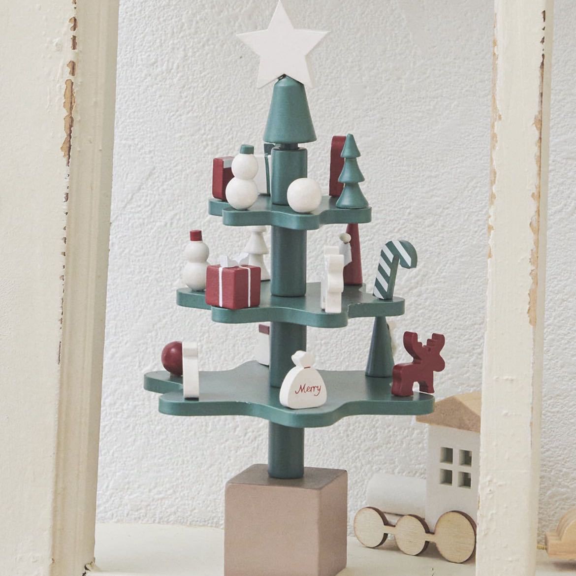 3COINS スリーコインズ　クリスマス　組み立てツリー　クリスマスツリー　木製　オブジェ　置物　ナチュラル　可愛い　インテリア　サンタ_画像1