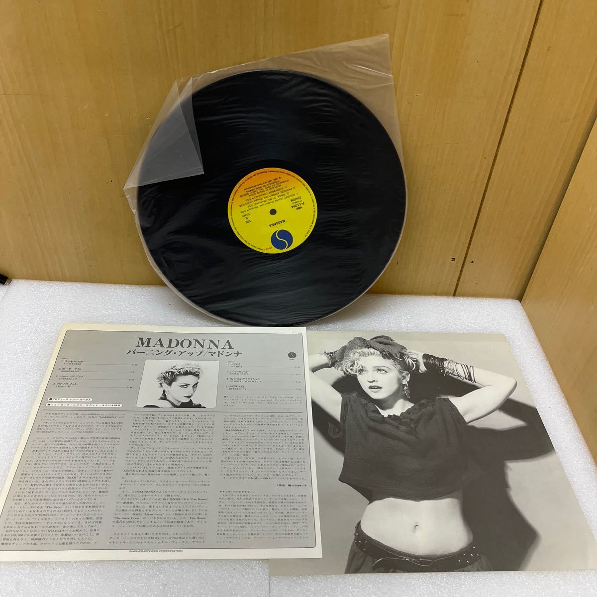 YK8072 LP同梱可　マドンナ/バーニング・アップ LPレコード 帯付 Madonna 現状品　1110_画像3