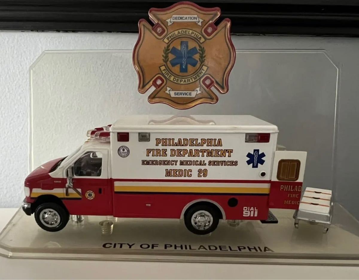 絶版 ミニカー 救急車 Code 3 Philadelphia Fire Department 1:64 Ford Ambulance. 未開封新品